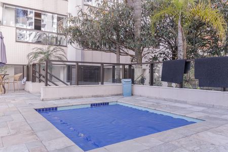 Apartamento à venda com 103m², 2 quartos e 2 vagas Apartamento à venda com 103m², 2 quartos e 2 vagasÁrea comum - Piscina