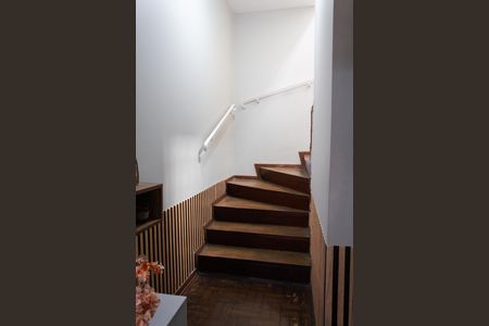 Casa à venda com 176m², 3 quartos e 2 vagas Casa à venda com 176m², 3 quartos e 2 vagasEscadas