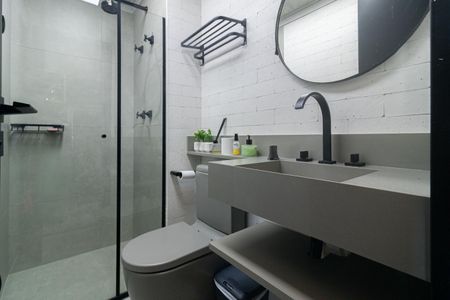 Banheiro de kitnet/studio para alugar com 1 quarto, 30m² em Indianópolis, São Paulo