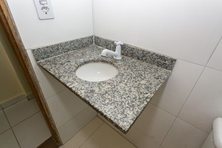 Banheiro de apartamento para alugar com 2 quartos, 50m² em Jardim Santa Teresinha, São Paulo