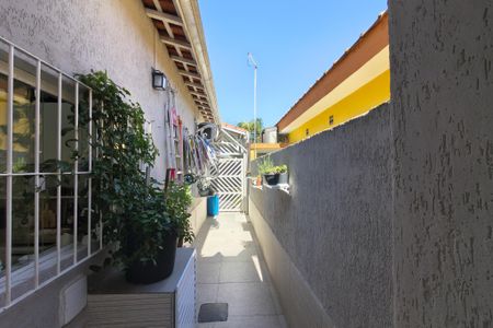 Casa para alugar com 75m², 2 quartos e 3 vagas Casa para alugar com 75m², 2 quartos e 3 vagasCorredor lateral