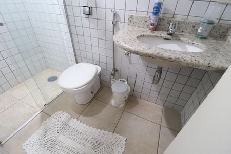 Banheiro de apartamento para alugar com 1 quarto, 50m² em Centro, Uberlândia