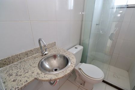 Banheiro de apartamento para alugar com 2 quartos, 49m² em Tancredo Neves, Salvador