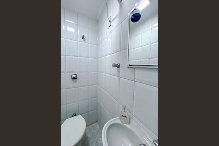 Banheiro de serviço de apartamento para alugar com 3 quartos, 105m² em Perdizes, São Paulo