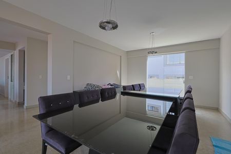 Casa de condomínio para alugar com 380m², 4 quartos e 4 vagas