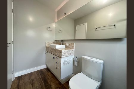 Banheiro suíte  de casa de condomínio para alugar com 2 quartos, 100m² em Itacorubi, Florianópolis