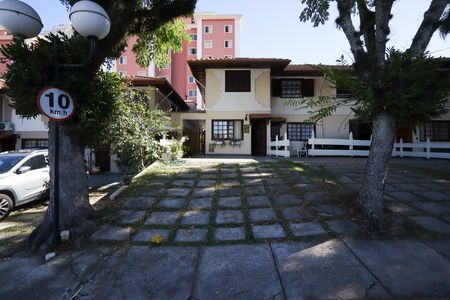 Casa de condomínio à venda com 100m², 3 quartos e 5 vagas Casa de condomínio à venda com 100m², 3 quartos e 5 vagasFachada interna