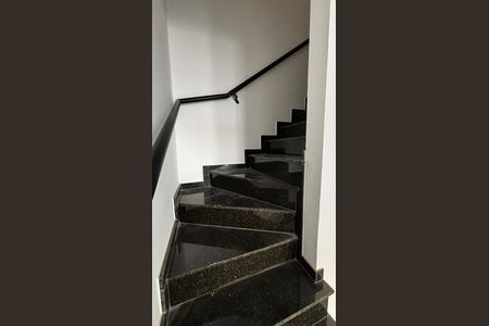 Escada de casa à venda com 3 quartos, 126m² em Vila Pires, Santo André