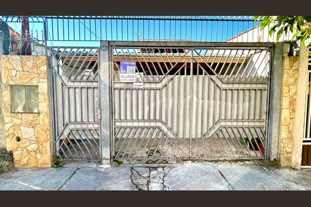 Placa instalada na fachada do imóvel de casa para alugar com 2 quartos, 50m² em Jardim Santa Emilia, Guarulhos