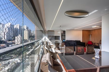 Apartamento à venda com 157m², 4 quartos e 2 vagas Apartamento à venda com 157m², 4 quartos e 2 vagasVaranda