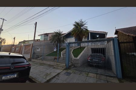 Fachada de casa à venda com 3 quartos, 170m² em Costa E Silva, Porto Alegre