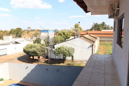 Sacada de casa à venda com 3 quartos, 600m² em Parque das Flores, Goiânia