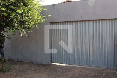Fachada de casa à venda com 3 quartos, 600m² em Parque das Flores, Goiânia