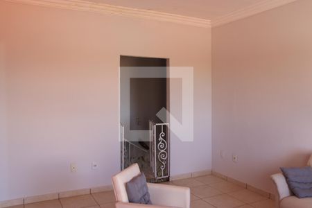 Sala de casa à venda com 3 quartos, 600m² em Parque das Flores, Goiânia
