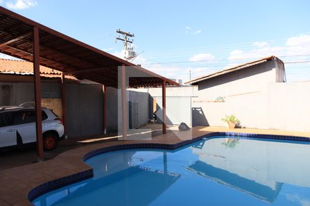 Quintal de casa à venda com 3 quartos, 600m² em Parque das Flores, Goiânia
