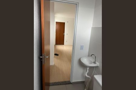 Banheiro de apartamento para alugar com 2 quartos, 43m² em Marapicu, Nova Iguaçu