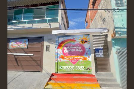 Placa instalada na fachada do imóvel de casa para alugar com 2 quartos, 43m² em Cidade Parque Alvorada, Guarulhos