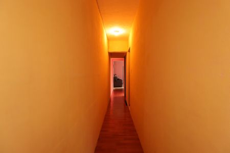 Corredor da Casa 1 de casa à venda com 3 quartos, 225m² em Parque Itrapoã, Santo André