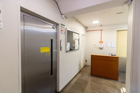 Hall de entrada de apartamento à venda com 1 quarto, 40m² em Menino Deus, Porto Alegre