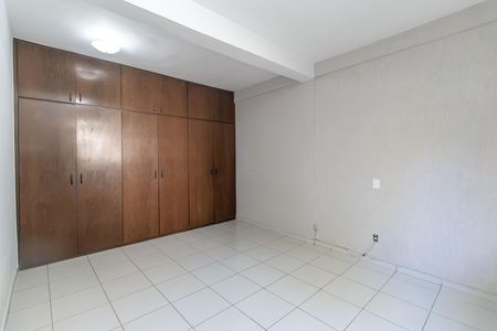 Casa à venda com 360m², 5 quartos e 3 vagas Casa à venda com 360m², 5 quartos e 3 vagasQuarto 1