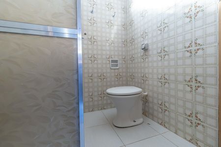 Casa à venda com 360m², 5 quartos e 3 vagas Casa à venda com 360m², 5 quartos e 3 vagasBanheiro da Suíte 2