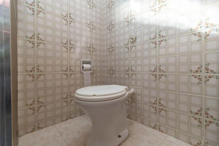 Casa à venda com 360m², 5 quartos e 3 vagas Casa à venda com 360m², 5 quartos e 3 vagasBanheiro Social