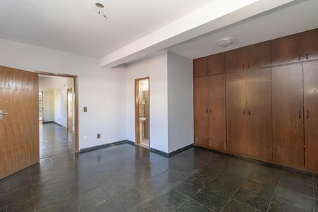 Casa à venda com 360m², 5 quartos e 3 vagas Casa à venda com 360m², 5 quartos e 3 vagasQuarto 3