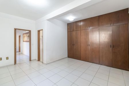 Casa à venda com 360m², 5 quartos e 3 vagas Casa à venda com 360m², 5 quartos e 3 vagasQuarto 1