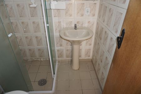 Banheiro de apartamento para alugar com 2 quartos, 53m² em Jardim Vitória, Embu das Artes