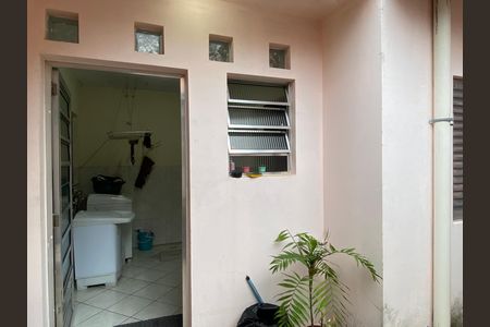 Área externa de casa à venda com 3 quartos, 132m² em Quitaúna, Osasco