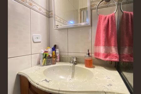 Banheiro de casa à venda com 3 quartos, 132m² em Quitaúna, Osasco