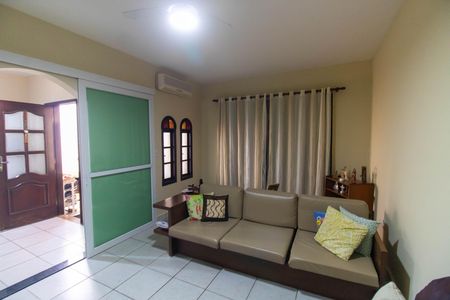 Casa à venda com 141m², 3 quartos e 2 vagasSala
