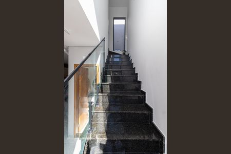 Casa à venda com 72m², 2 quartos e 1 vaga Casa à venda com 72m², 2 quartos e 1 vagaEscada