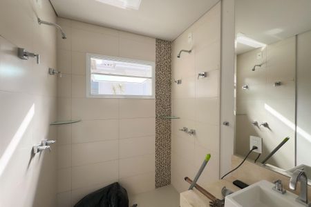 Banheiro da Suíte 1 de casa de condomínio para alugar com 3 quartos, 270m² em Jardim Europa, Valinhos