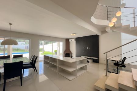 Sala de casa de condomínio para alugar com 3 quartos, 270m² em Jardim Europa, Valinhos