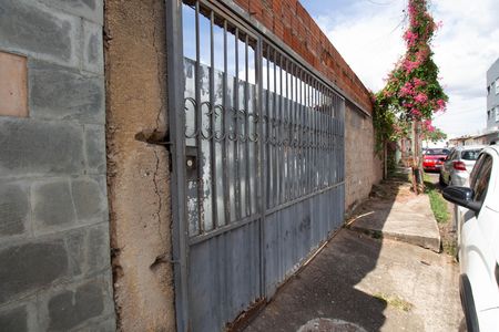 Casa à venda com 162m², 2 quartos e 2 vagas Casa à venda com 162m², 2 quartos e 2 vagasFachada