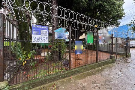 Casa à venda com 130m², 3 quartos e 3 vagas Casa à venda com 130m², 3 quartos e 3 vagasFachada