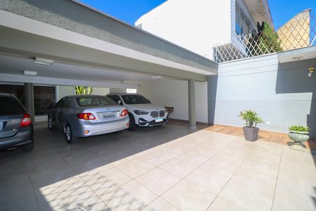 Casa para alugar com 400m², 3 quartos e 5 vagas Casa para alugar com 400m², 3 quartos e 5 vagasGaragem