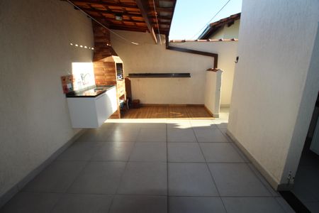 Casa para alugar com 117m², 3 quartos e 2 vagasQuintal
