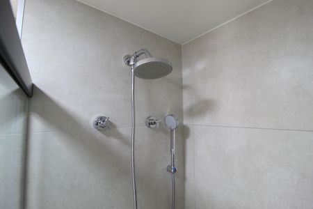 Banheiro de kitnet/studio para alugar com 1 quarto, 26m² em Indianópolis, São Paulo