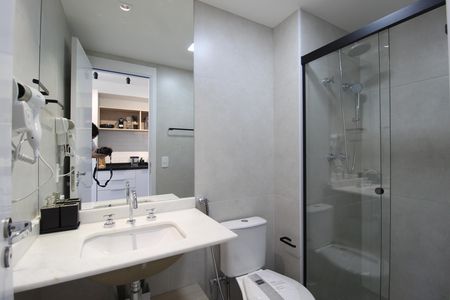 Banheiro de kitnet/studio para alugar com 1 quarto, 26m² em Indianópolis, São Paulo