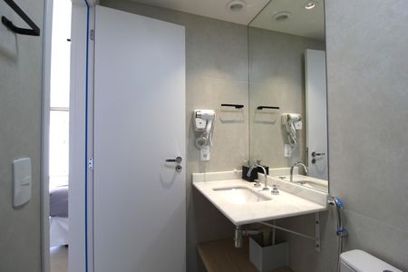 Banheiro de kitnet/studio para alugar com 1 quarto, 26m² em Indianópolis, São Paulo