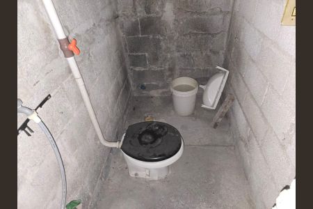 Banheiro de serviço de casa à venda com 3 quartos, 72m² em Jardim Cocaia, Guarulhos