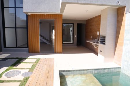 Casa à venda com 250m², 4 quartos e 1 vagaAREA EXTERNA  CHURRASQUEIRA + PISCINA