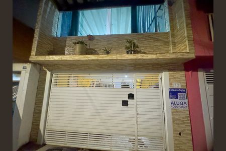 Placa instalada na fachada do imóvel de casa para alugar com 1 quarto, 52m² em Jardim Presidente Dutra, Guarulhos