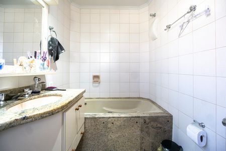 Apartamento à venda com 149m², 4 quartos e 2 vagas Apartamento à venda com 149m², 4 quartos e 2 vagasBanheiro da suítePia