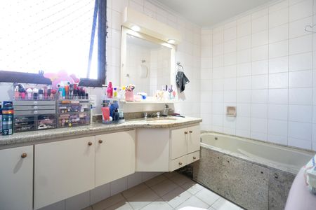 Apartamento à venda com 149m², 4 quartos e 2 vagas Apartamento à venda com 149m², 4 quartos e 2 vagasBanheiro da suíte
