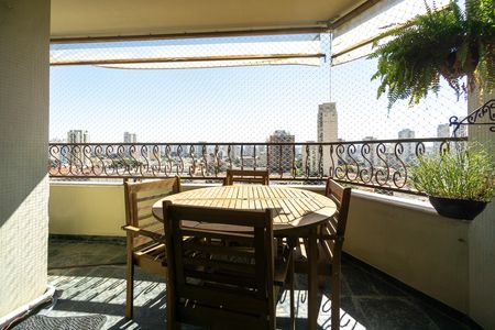 Apartamento à venda com 149m², 4 quartos e 2 vagas Apartamento à venda com 149m², 4 quartos e 2 vagasVaranda