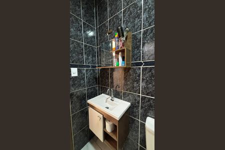 Casa à venda com 240m², 3 quartos e 2 vagas Casa à venda com 240m², 3 quartos e 2 vagasCasa 2 - Banheiro
