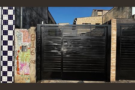 Casa à venda com 240m², 3 quartos e 2 vagas Casa à venda com 240m², 3 quartos e 2 vagasFachada